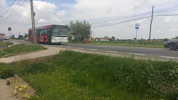 Statie de autobuz, pericol public: Copiii si batranii isi risca viata (Fotogalerie)