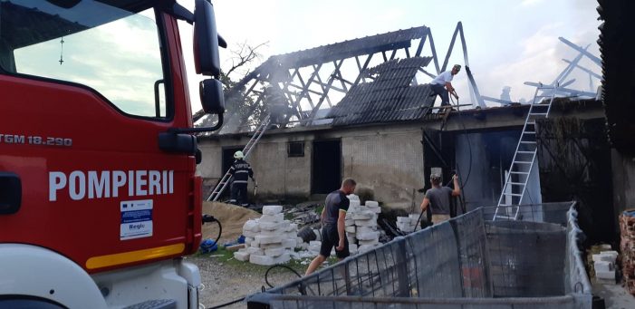 Acoperis distrus de foc. Flacarile au mistuit o tona de fan (Foto)