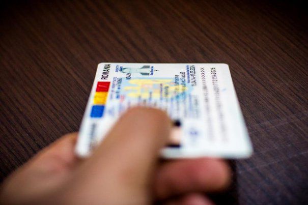 Mii de români vor fi obligați să își schimbe buletinul și permisul de conducere