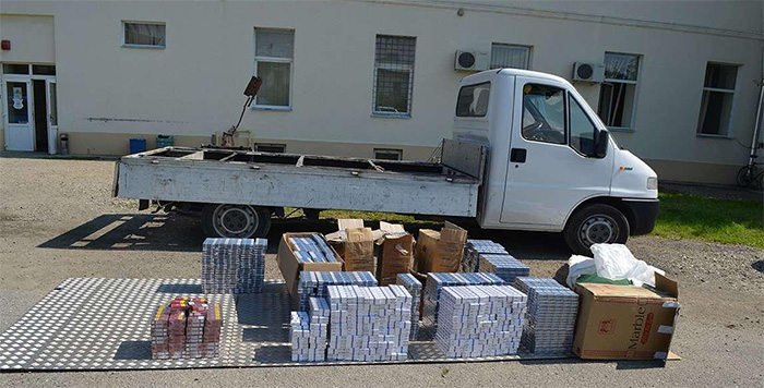 Autoutilitara burdusita cu tigari (Foto)