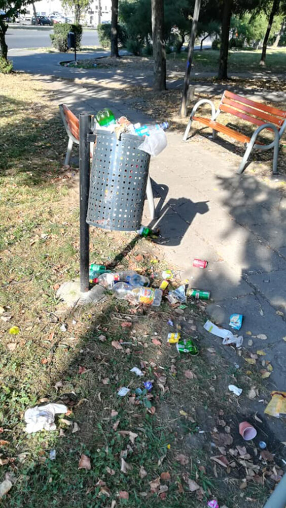 Mizerie de nedescris intr-un parc din Satu Mare (Foto)