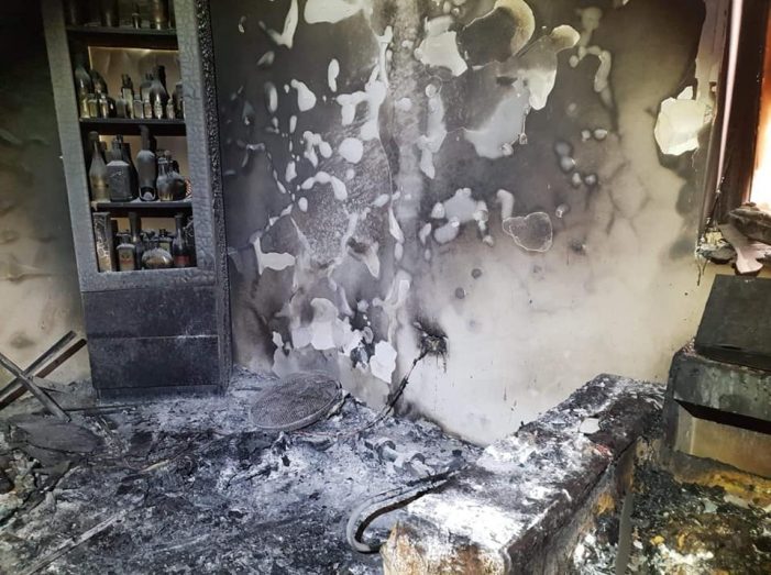 Incendiu la o casa. Mobilierul, distrus (Foto)