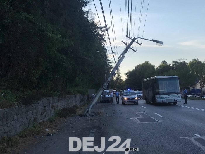 Accident. A rupt un stalp langa gara (Foto)