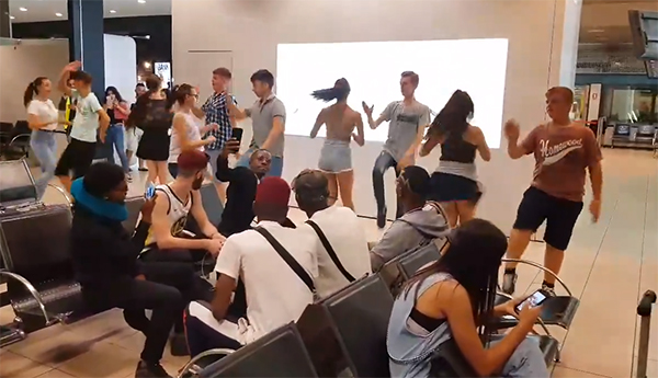 Ansamblul „Doruri satmarene” aplaudat la aeroport. Au dansat in fata calatorilor (Foto&video)