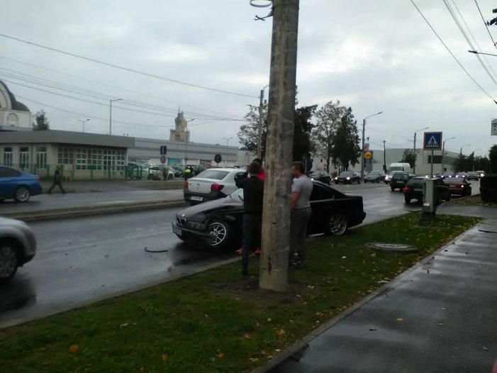 S-a oprit cu BMW-ul intr-un stalp (Fotogalerie)