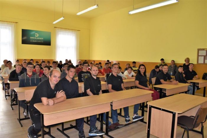 Voluntarii Draxlmaier au renovat o clasa la o scoala din Satu Mare (Foto)
