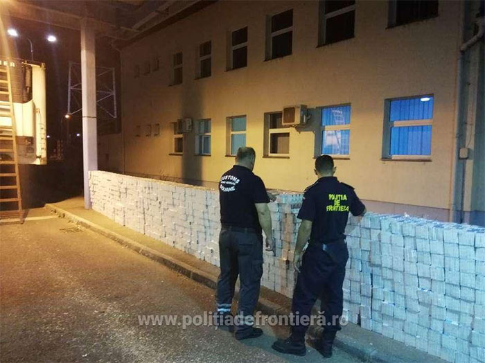 Zeci de mii de pachete de tigari, confiscate la Halmeu