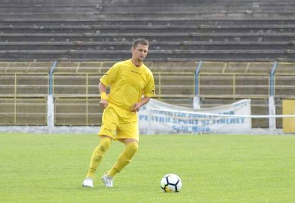 Tricouri scoase la licitatie pentru ajutorarea unui satmarean. Fotbalistul Mandi Attila are nevoie de ajutorul nostru (Foto)