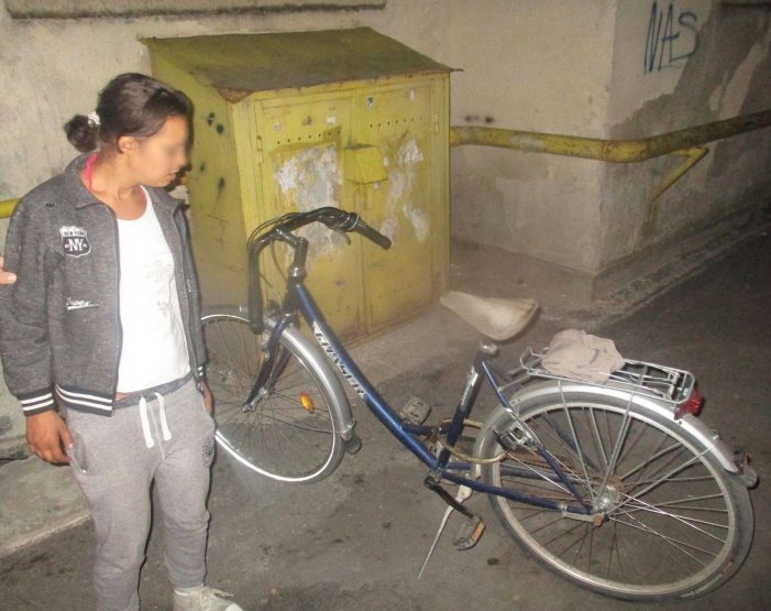 Tanara prinsa in flagrant. Fura o bicicleta