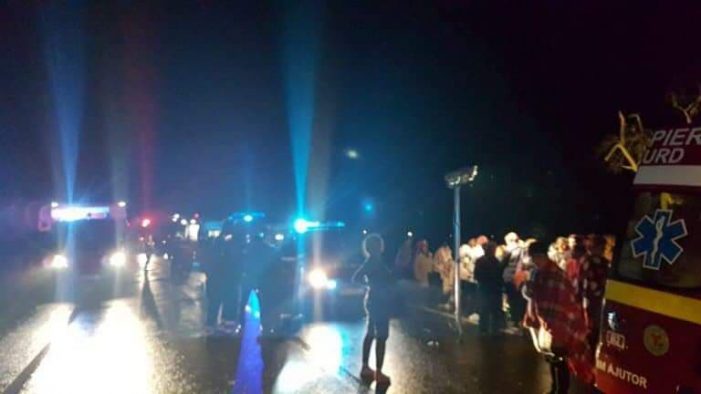 Un autocar s-a rasturnat. Un mort si zeci de raniti (Foto)