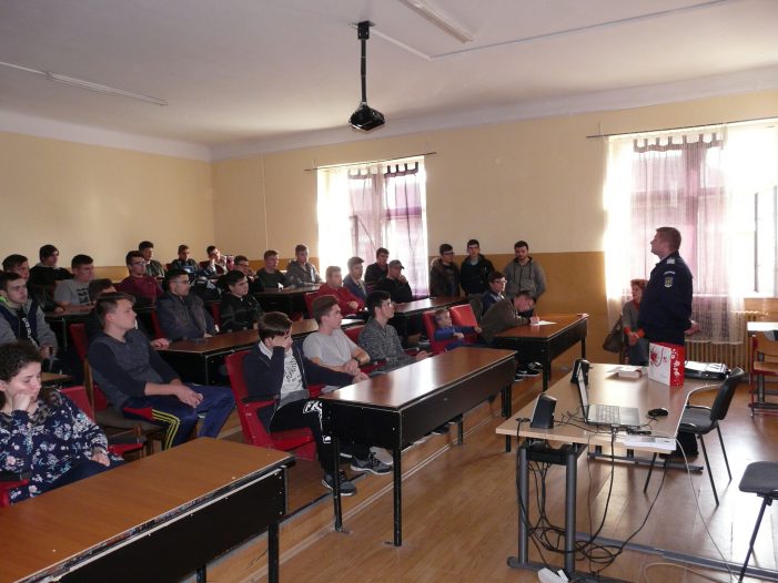 Jandarmii, dascali pentru o zi (Foto)
