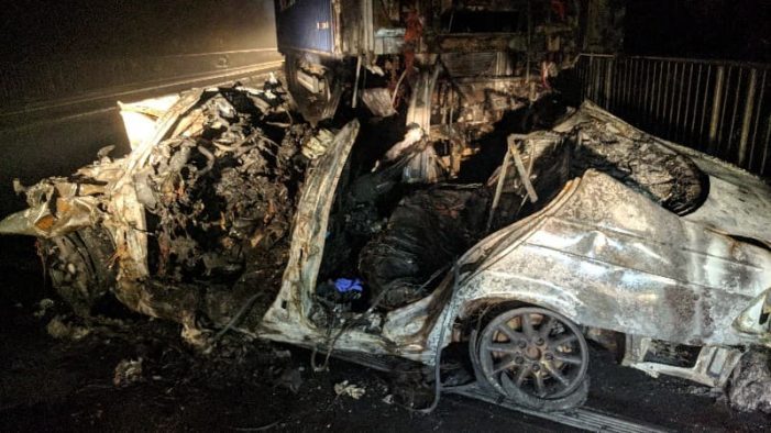 Accident teribil. Trei tineri au murit arsi in masina (Foto&video)