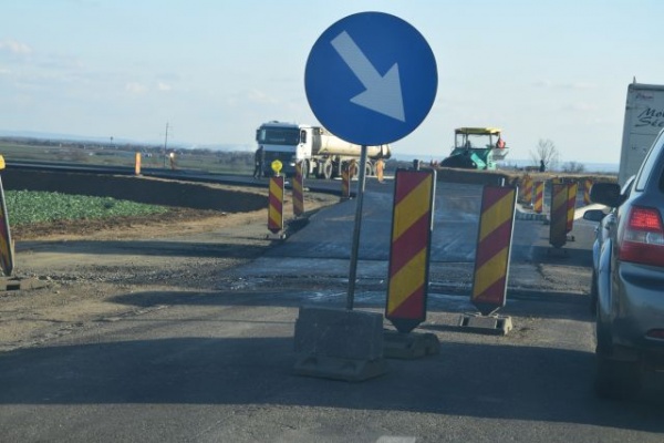 Se lucreaza la sensurile giratorii de la soseaua de centura a municipiului Carei (Foto)