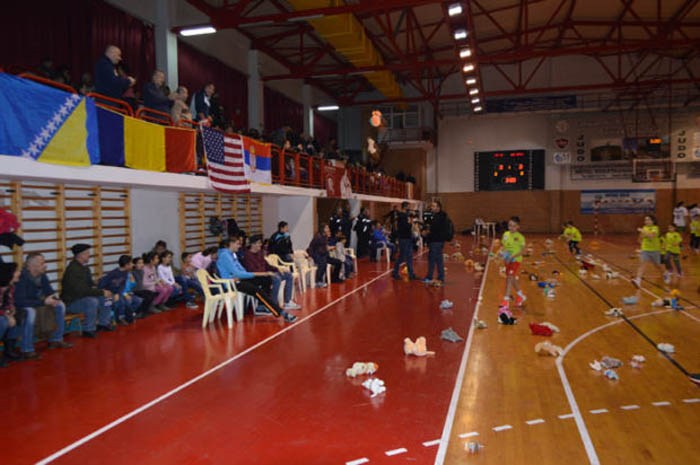 Baschet feminin: Miercuri, la ora 19, hai la sală cu o jucărie de pluș !