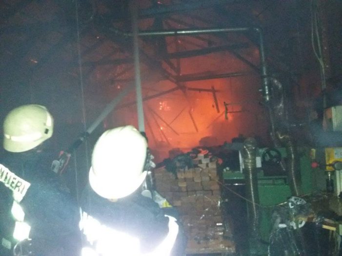 Incendiu la o hala din Satu Mare (Foto)