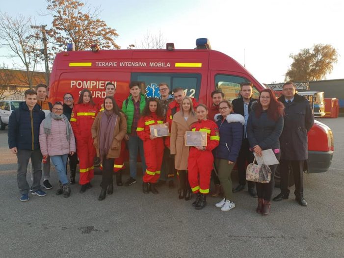 Tinerii voluntari, premiati de pompieri (Foto)