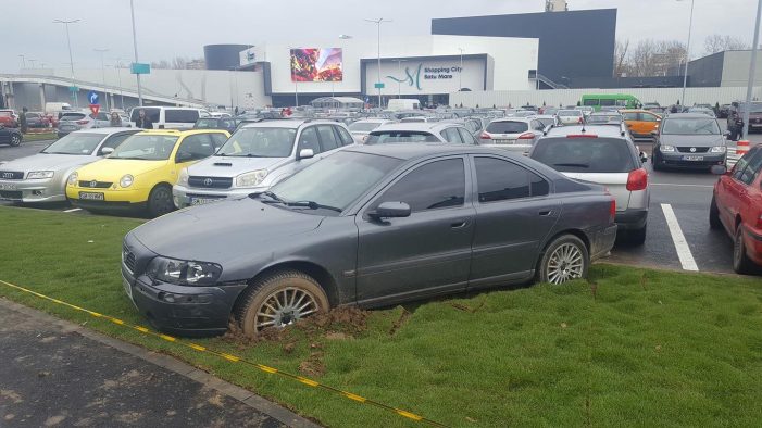 Cu rotile in noroi. Masina impotmolita in fata mall-ului, dupa o parcare „indrazneata” (Foto)