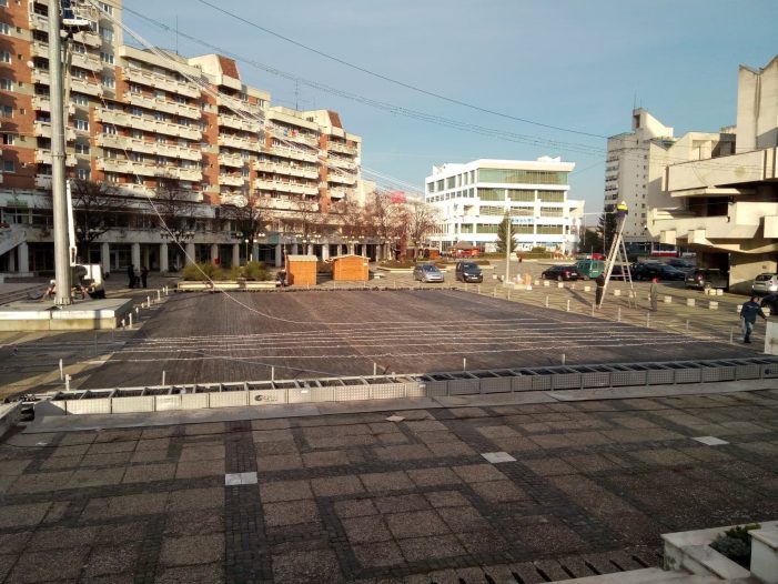 A inceput instalarea patinoarului (Foto)
