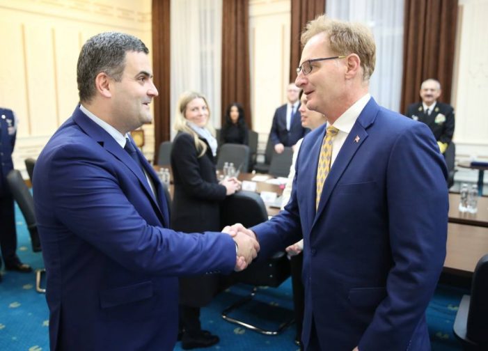 Adjunctul Secretarului Forţelor Navale ale SUA, in vizita la Ministerul Apararii (Foto)