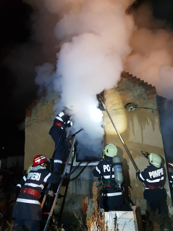 Bucatarie de vara distrusa de foc (Foto)