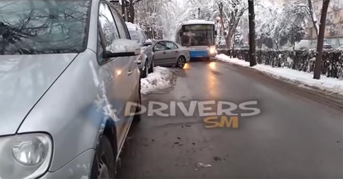 Culmea tupeului. A parcat fără să-i pese că blochează toată strada (video)