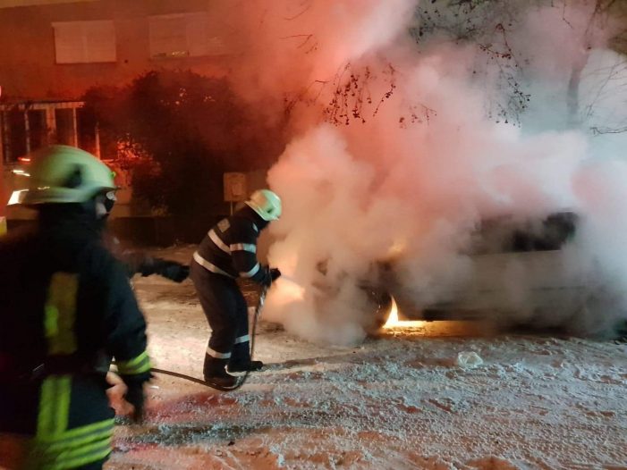 Panica mare ! O masina a luat foc (Foto&video)