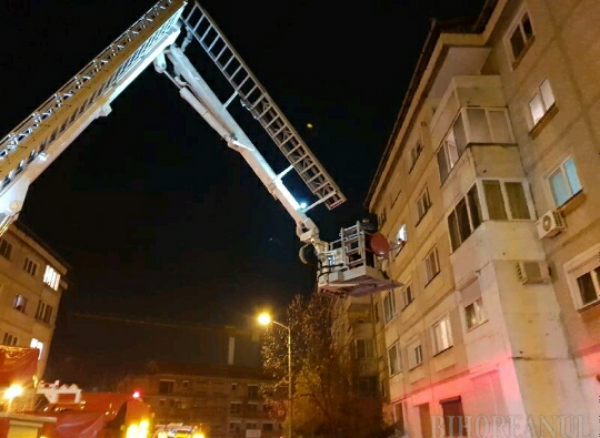 La un pas de tragedie. O fată a amenințat că se aruncă de la etaj (Foto)