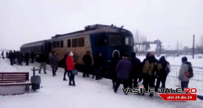 S-a lasat cu scandal. Oamenii au blocat calea ferata (Foto&video)