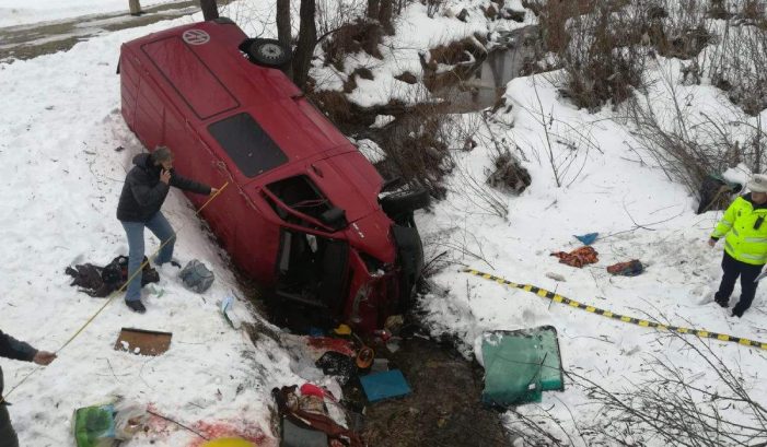 Accident mortal ! Microbuzul s-a rasturnat in parau (Foto)