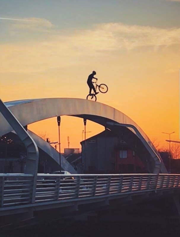Teribilism la cote maxime ! S-a dat cu bicicleta pe arcele podului (Video)