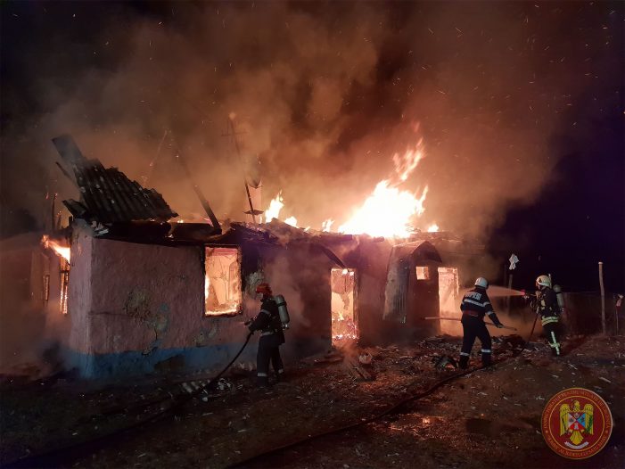 Incendiu devastator. Familie cu 7 copii, ramasa fara casa (Foto&video)