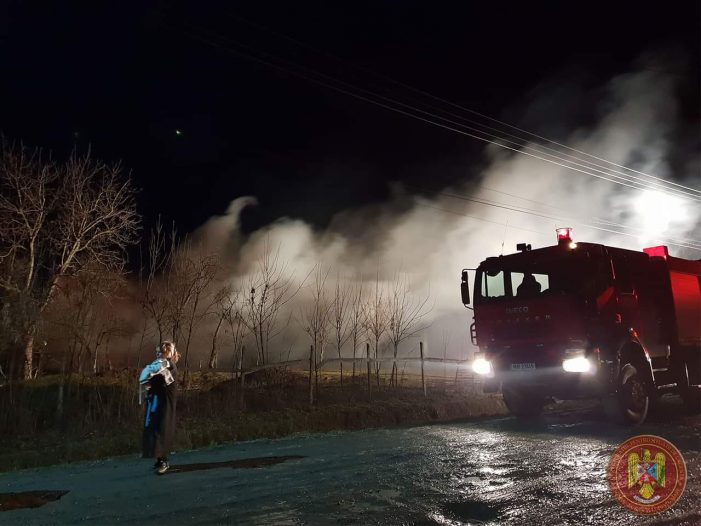 Impresionant ! Pompierii ajuta familia din Tataresti ramasa fara casa
