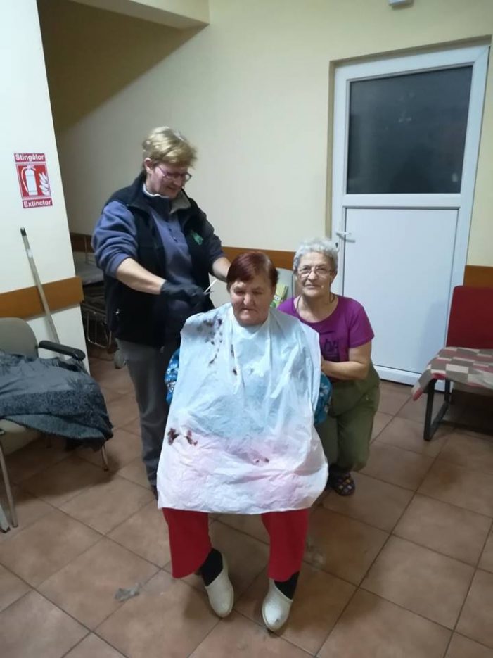 Tunde si coafeaza gratuit oamenii strazii (Foto)