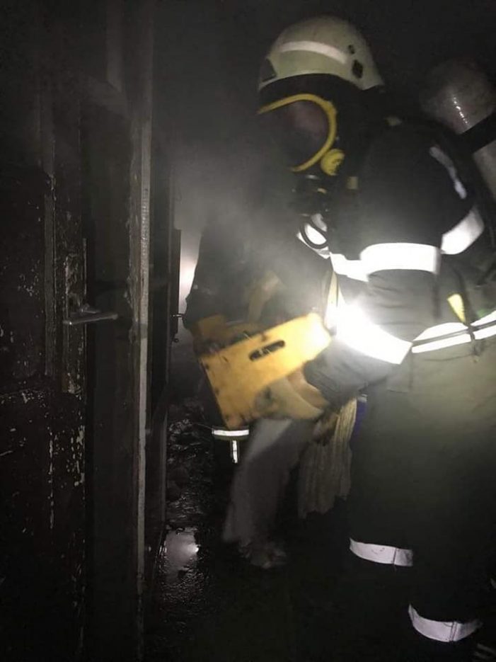 Incendiu la subsol. O casă întreagă în pericol (Foto)