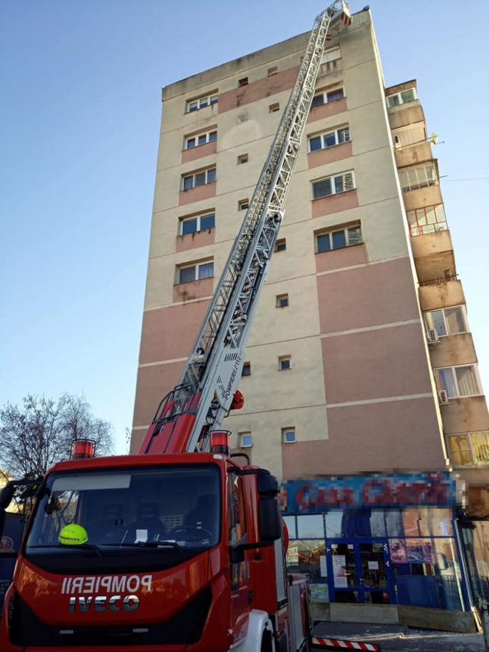 Cade tencuiala de pe bloc. Pompierii intervin (Foto)