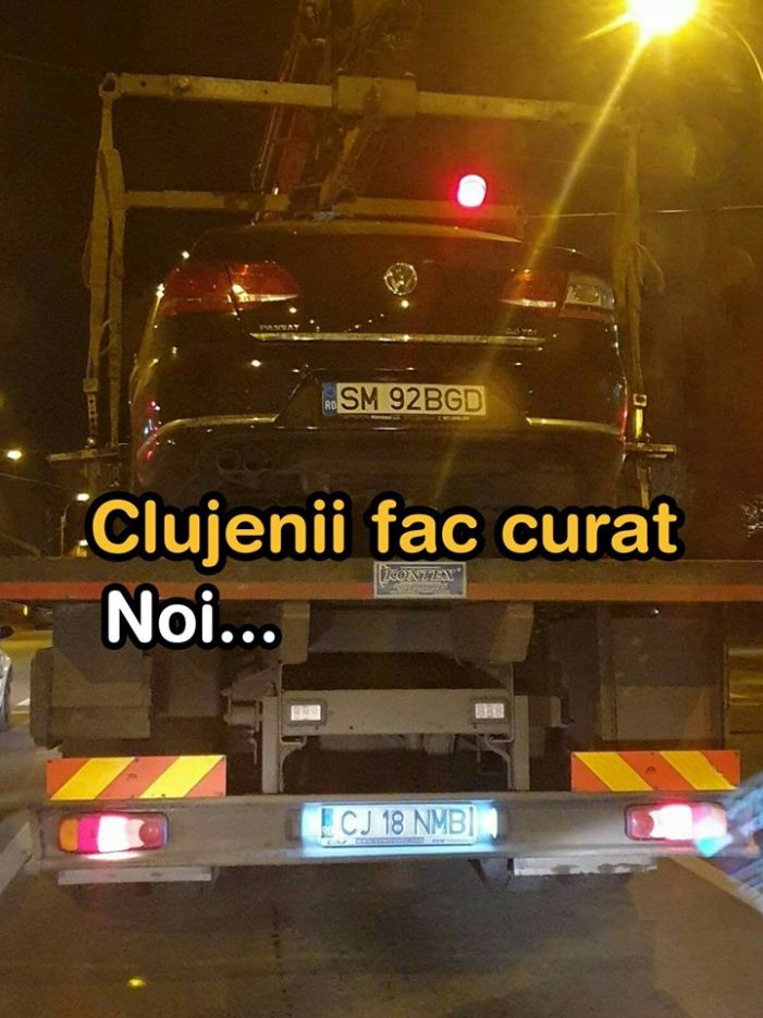 S-a crezut șmecher. Clujenii i-au ridicat mașina cu macaraua (Foto)