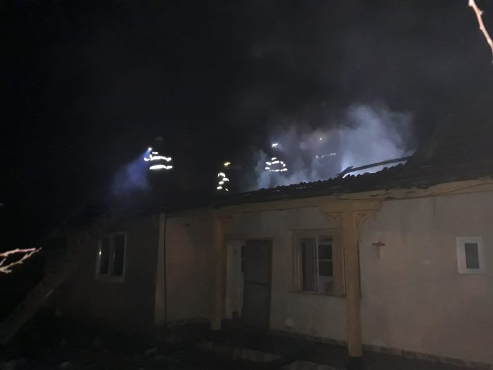 Acoperis mistuit de flacari. Pompierii au intervenit rapid (Fotogalerie)