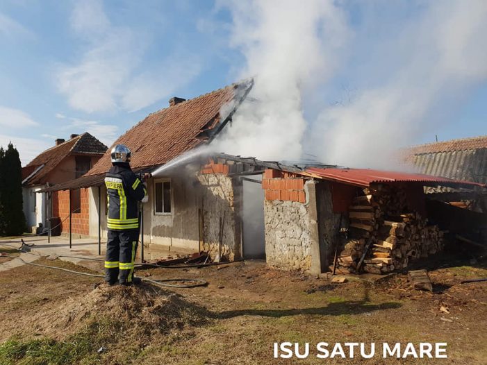 Casă distrusă de flăcări. Pompierii au salvat tot ce au putut (Fotogalerie)