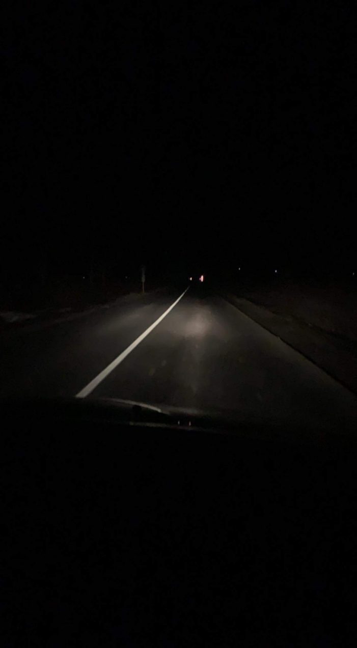 Pericol public ! Un om beat se plimbă pe mijlocul drumului (Foto)
