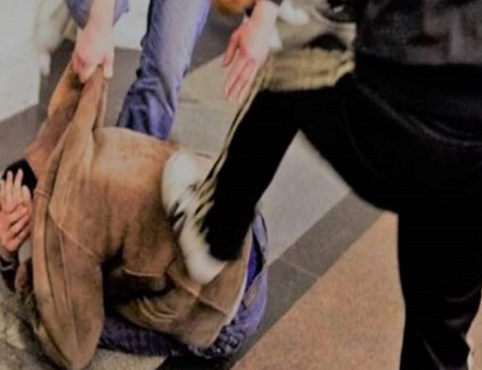 Adolescent român snopit în bătaie în Italia. Mama lui a văzut filmarea pe Facebook