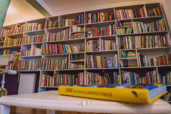 O bibliotecară își caută dreptatea la prefect. Spune că i s-a desființat postul în mod abuziv