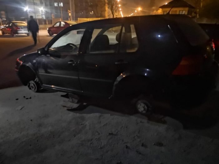 Masina lasata fara roti intr-o parcare din Satu Mare (Foto)