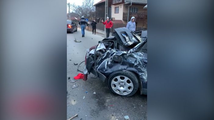Accident spectaculos. Șoferul în stare gravă (Foto)