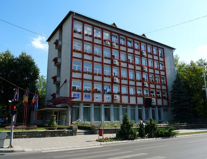 Se taie în carne vie ! O primărie desființează mai multe posturi de director
