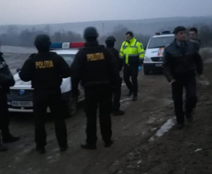 Politistii au intervenit in forta. Zeci de persoane si masini controlate (Foto)