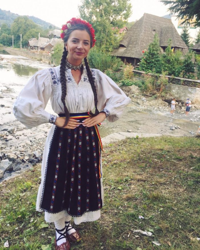 Tânăra care duce mai departe tradițiile sătmărene (Foto)