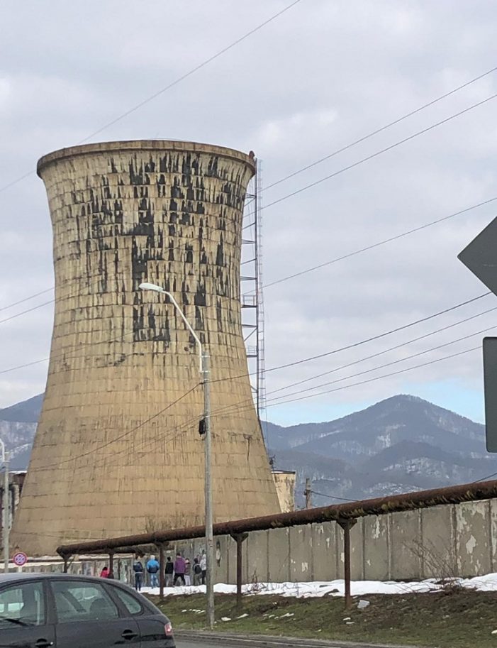 L-a părăsit iubita. Îndrăgostit foc, vrea să se arunce din turn (Foto&video)