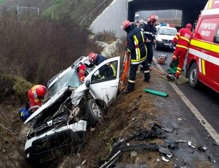 Mașină făcută praf. Șoferul mort în accident (Foto)