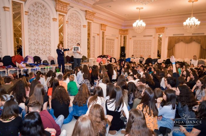 Discoteca elevilor, apreciata si de parinti. Sute de participanti (Foto)