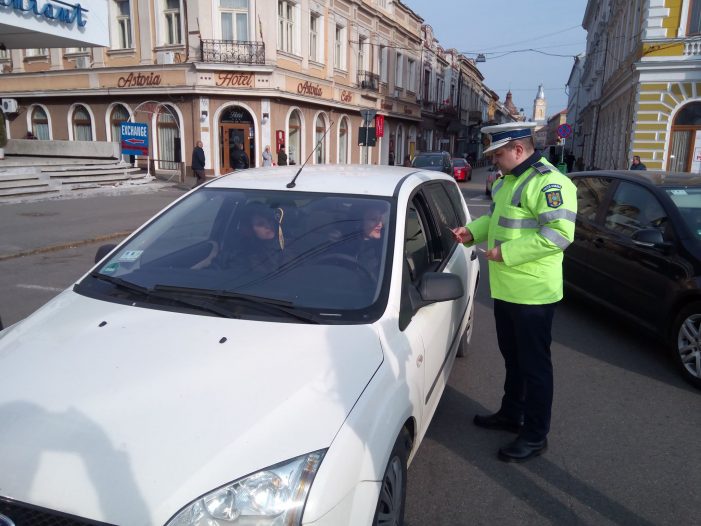Şoferiţele „amendate” cu mărţişoare de poliţiştii sătmăreni (foto)